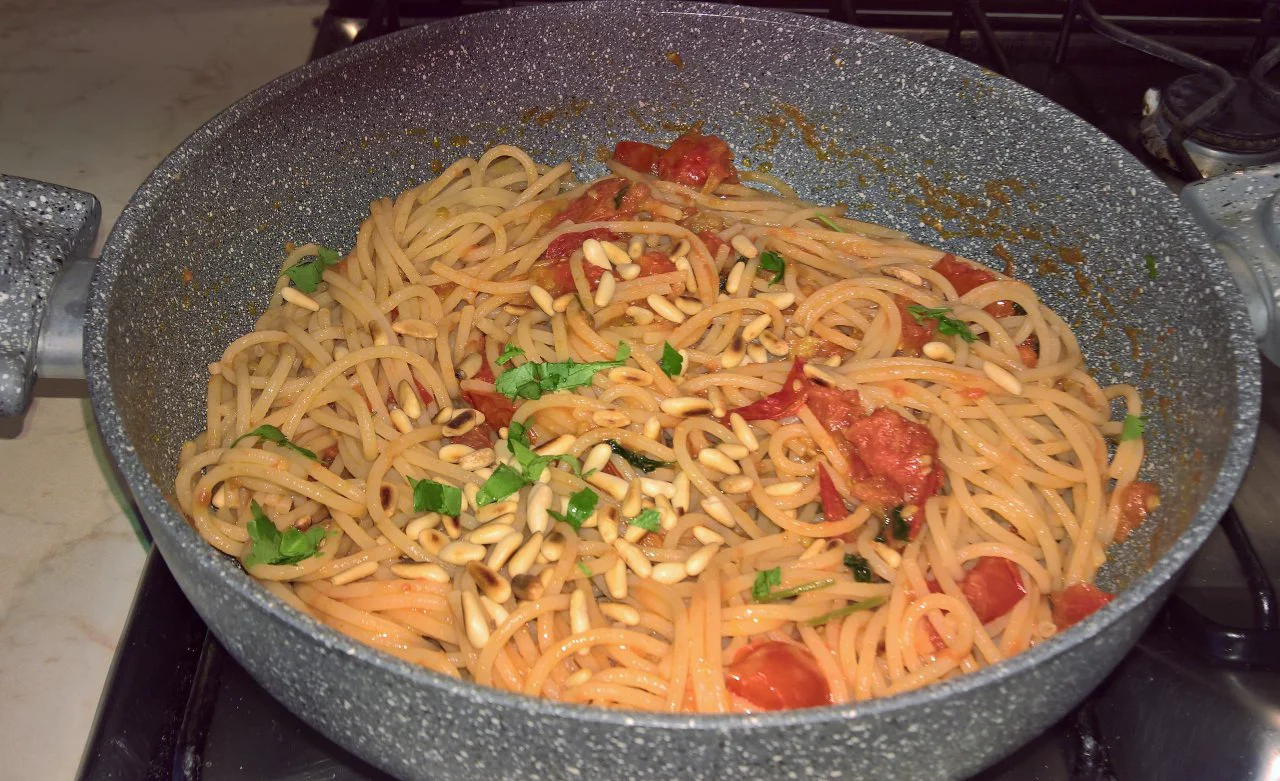 Vermicelli con acciughe e pinoli